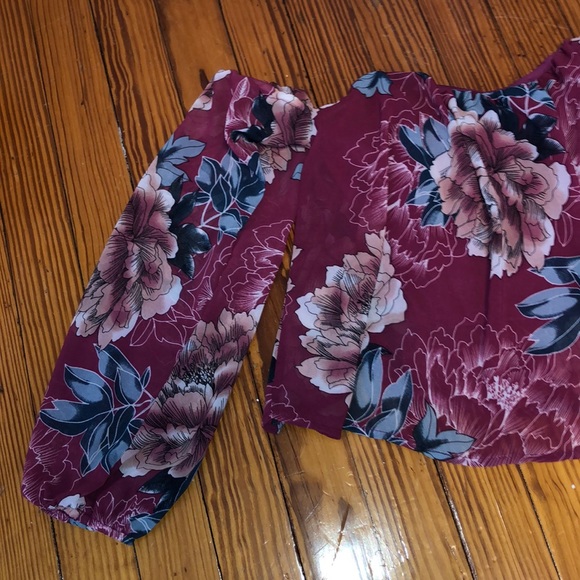 CHARLOTTE RUSSE FLOWLY OFF THE SHOULDER CROP TOP - Picture 3 of 5
